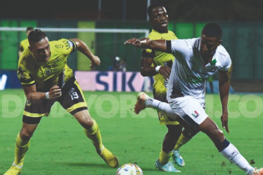 El capitán del Once Caldas, Fáiner Torijano, disputa el balón contra dos jugadores de Alianza Petrolera.