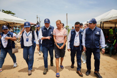 El defensor del Pueblo, Carlos Camargo Assis (tercero de izquierda a derecha), visitó este jueves Necoclí (Antioquia), el municipio donde empieza la travesía de miles de migrantes para atravesar el Tapón del Darién.