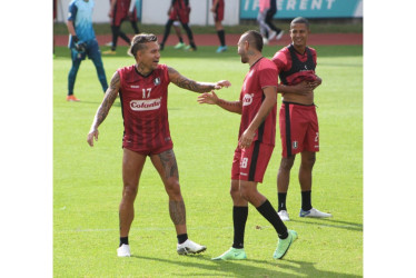 Dayro Moreno (izquierda en la foto) buscará seguir ampliando su racha goleadora ante La Equidad. Actualmente está a 11 goles de igualar a otro ídolo blanco, Sergio Galván, como máximo goleador histórico del Fútbol Profesional Colombiano.