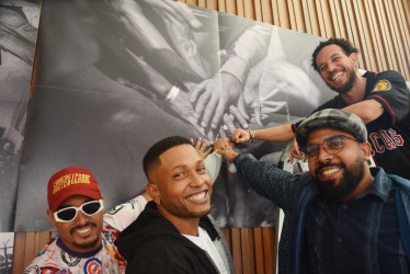 Óscar Castillo con los integrantes de Free Convict, Ray Martínez, Trebor y Dosk Usr, en la exposición en el Teatro Los Fundadores.