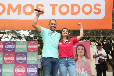 Carlos A. Arias con la camiseta de la campaña de Paula Andrea Toro a la Alcaldía de Manizales.