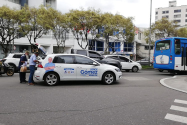 El candidato a la Asamblea de Caldas Jorge Gómez (o alguien muy parecido a él) paró su carro de campaña en plena avenida Santander de Manizales para regalarle publicidad de su candidatura a un vendedor informal.