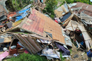 El evento ocurrió en la tarde de este sábado. La vivienda estaba construida en esterilla y guadua. Una menor resultó herida y tres familias fueron damnificadas.