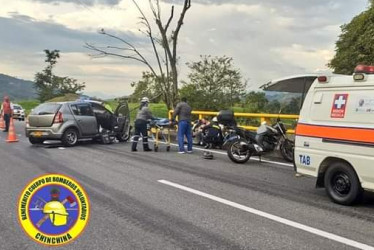 Bomberos trasladaron a las personas lesionadas al hospital de Chinchiná. 