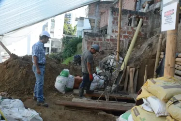 Obras de excavación para la Línea 3 del Cable Aéreo en la parte trasera del lote donde funcionaba Tigo en la Avenida Santander. 