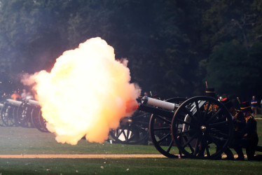 Miembros de la Tropa del Rey realizan un saludo al rey Carlos de Gran Bretaña con 41 armas este viernes en Hyde Park en Londres, con motivo del aniversario de la muerte de la reina Isabel II y la ascensión al trono de su hijo, el rey Carlos III.