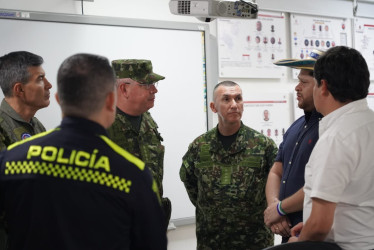 El general Luis Ospina, comandante del Ejército, acompañado del alcalde de Tierralta (Córdoba), y delegados de la Procuraduría y el Ministerio del Interior. 