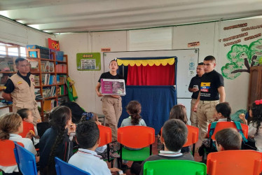 A través de obras con títeres, el Batallón educa a los niños sobre las minas antipersonas.