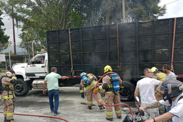 Comunidad, personal del Inpec y Bomberos controlan incendio de un camión en Manizales