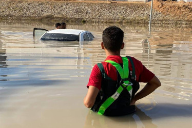 Los equipos de emergencia de Media Luna Roja responden a las devastadoras inundaciones que arrasaron el noreste de Libia.