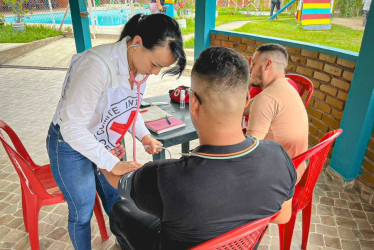 El Comité Internacional de la Cruz Roja recibió a los soldados liberados.