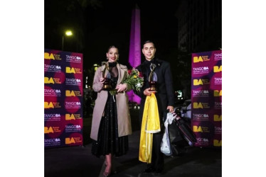 Jhonny Carvajal con su compañera, la argentina Suyay Quiroga, después de recibir el trofeo como campeones del mundo en la categoría de tango de pista en Buenos Aires (Argentina).Jhonny Carvajal con su compañera, la argentina Suyay Quiroga, después de recibir el trofeo como campeones del mundo en la categoría de tango de pista en Buenos Aires (Argentina).