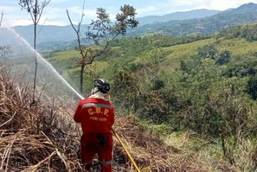 Una supuesta quema controlada se salió de control en la vereda El Paraíso, de Anserma, que afectó tres cuadras y media.