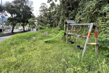 Frente al vivero Los Cerezos, costado de la Avenida Alberto Mendoza. Construido en un potrero y contiguo a una vía de alto flujo vehicular.