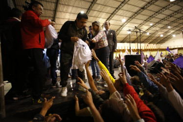 Simpatizantes del candidato a la presidencia Daniel Noboa celebran previo a los resultados del Consejo Nacional Electoral.