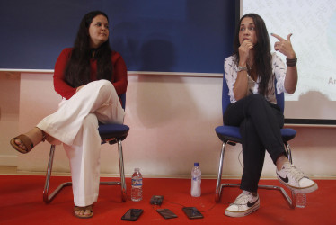 La periodista cubana Loraine Morales (i), y la periodista colombiana, Andrea Aldarra, durante su intervención en las XVI jornadas internacionales de periodismo de la Universidad Miguel Hernández (UMH) de Elche bajo el título "Obsolesencia informativa programada en los conflictos internacionales".