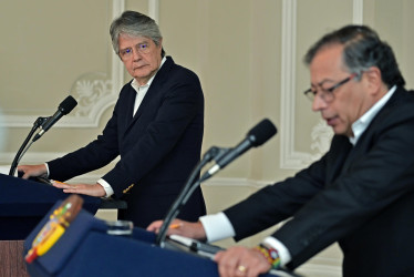 Fotografía cedida por la Presidencia de Colombia que muestra al presidente de Ecuador, Guillermo Lasso (i), y al de Colombia, Gustavo Petro (d), ayer, durante una rueda de prensa conjunta en la Casa de Nariño, en Bogotá