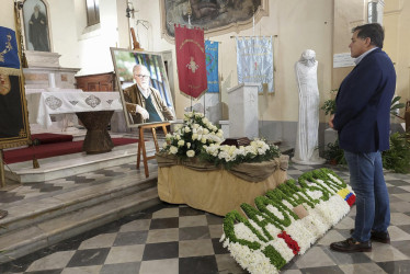 El alcalde de la localidad italiana de Pietrasanta, Alberto Stefano Giovannetti, despide las cenizas del artista colombiano Fernando Botero en la capilla ardiente abierta en este municipio, su refugio durante años.