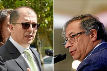 El presidente Gustavo Petro (der.) acusa al fiscal Francisco Barbosa de ir en contra de la Constitución para hurgar en la financiación de su campaña del 2022.