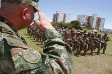 Soldados marchando siendo supervisados por su superior.