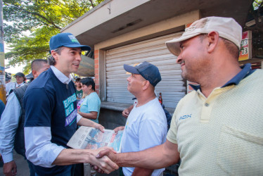  El alcalde de Medellín, Daniel Quintero Calle, junto a su equipo de gobierno, caminó ayer las calles del barrio Acevedo