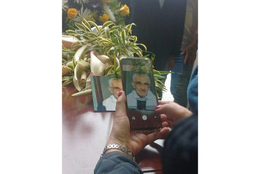 En la entrada la Catedral de Manizales recibieron el féretro con el padre Diego Rivera, reconocido por sus obras en barrios de la ciudad. Algunas señoras le tomaron fotos a la foto del sacerdote.