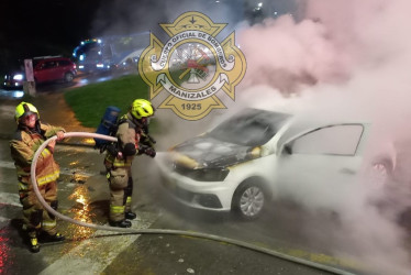 El Cuerpo Oficial de Bomberos controló el incendio que se presentó en este vehículo. 