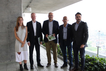 El encuentro contó con la presencia de Gilles Bertrand, embajador de la Unión Europea en Colombia, y Antti Kaski, embajador de Finlandia en el país. Por Colombia participaron Lina Uribe, directora del Centro de Desarrollo Empresarial de la Universidad Pontificia Bolivariana; Duván Emilio Ramírez, rector de la U. de Manizales, y Sebastián Bustamante, coordinador de la EEN en el país.