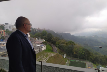 El embajador de la UE en Colombia, Gilles Bertrand, mira el paisaje manizaleño.