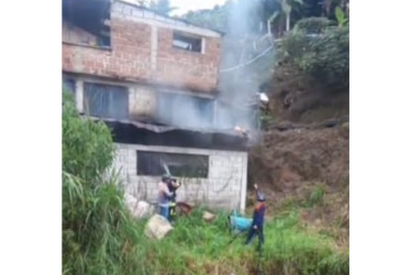 En un video quedó registrado el momento en el que el Cuerpo de Bomberos Voluntarios de Manzanares intervino el sitio incendiado para extinguir el fuego.