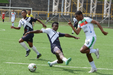 Manizales Fútbol Club A siguió de largo ante la Academia Harlen Santiago y al propinar la goleada de la fecha (5-0) y asumió el liderato del Grupo B, por encima de los otros triunfadores de la jornada.