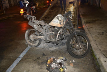 La moto Suzuki DR 200 quemada en la carrera 23 con calle 60, sector de La Estrella. Otra persona, al parecer, le sacó la gasolina para poderla incendiar.