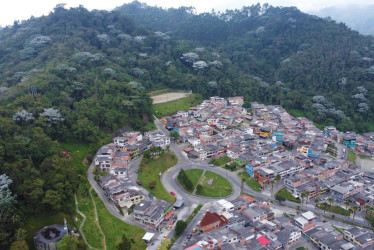 La imagen muestra la parte alta del barrio El Caribe y el inicio de la Reserva Natural Monteleón, en la comuna Ciudadela del Norte.