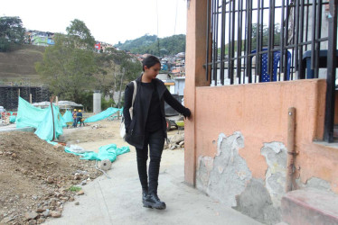 Diana Castellanos recuerda sus tiempos de niñez y adolescencia en la casa esquinera de la calle 45 con carrera 18A, hoy expropiada para construir el intercambiador de Los Cedros. 