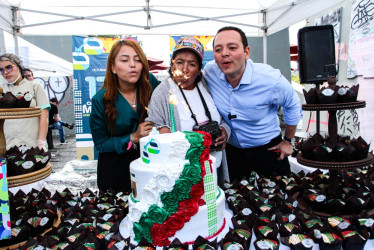 Carlos Mario Marín, alcalde de Manizales, y Valentina Acevedo, primera gestora de la ciudad, rodean a Sandra Patricia Lucuara, beneficiaria de la Unidad de Protección de la Vida del Municipio, para soplar la vela de la torta del aniversario 174 de la capital de Caldas. Sandra cumplió años este miércoles y se sintió conmovida porque "desde hace 12 años no le cantaban el cumpleaños".