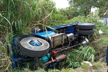 Esta es la volqueta accidentada en vías de Anserma (Caldas)