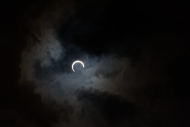 El eclipse se inició a las 11:44 a.m., tuvo su fase máxima a la 1:31:58 p.m. y finalizó a las 3:12:16 p.m.