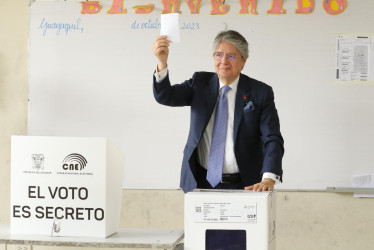 El presidente de Ecuador, Guillermo Lasso, votó en la mañana de este domingo en la segunda ronda de las elecciones presidenciales, en Guayaquil.