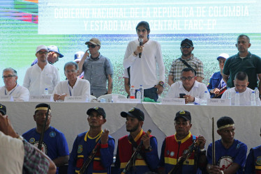 El vocero de la delegación del Estado Mayor Central (EMC), Andrey Avendaño (c), habla hoy durante el acto en el que las delegaciones del Gobierno y del EMC instalan la mesa de diálogo y el arranque del cese al fuego bilateral, en el municipio de Tibú. 