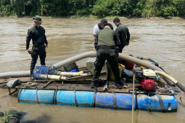 La draga de fabricación artesanal incautada en el río Cauca, en jurisdicción de Neira