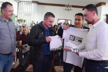 Jonier Alejandro Ramírez Zuluaga, alcalde electo de Villamaría, junto con el actual mandatario de ese municipio, Jorge Orbay Marín Ceballos, acompañados del alcalde electo de Manizales, Jorge Eduardo Rojas, quienes reciben camisetas por el sí del gobernador, Luis Carlos Velásquez.