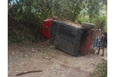 Al parecer, el vehículo, que transitaba por la vereda Palo Blanco de Anserma, presentaba fallas mecánicas en los frenos. No se registraron heridos.