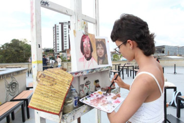 Ana María Blandón López es estudiante de quinto semestre de Artes Plásticas de la Universidad de Caldas y fue una de las participantes en las pinturas en vivo que se realizaron ayer durante el primer día del Festival Bellas Artes, que reunió a estudiantes de Artes Plásticas, Licenciatura y Maestro en Música.