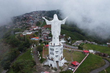 El Cristo de Belalcázar es otro destino turístico para resaltar en el occidente de Caldas. Está en Belalcázar y fue construido por el padre Antonio José Valencia e inaugurado en 1954. Tiene una altura de 45,5 metros y para llegar a él debe subir hasta el Cerro del Oso. Desde este monumento el visitante puede observar los ríos Risaralda y Cauca. Asimismo, 17 municipios de cuatro departamentos como el Águila (Valle del Cauca), Marsella, Santuario, Balboa y Belén de Umbría (Risaralda) y San José, Viterbo y Man