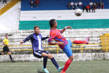 En la jornada pasada, La Fiera Ideas superó 2-0 a Formadores. Ayer, mientras el primero perdió, el segundo ganó y es líder. En la imagen, Juan David Marín (i), de Formadores Materiales Caldas Quasar, goleador de la Copa LA PATRIA. 