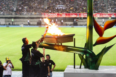 La tenista Mariana Mesa y el atleta Hernán Barreneche dieron vida al fuego olímpico y a los XXII Juegos Deportivos Nacionales.