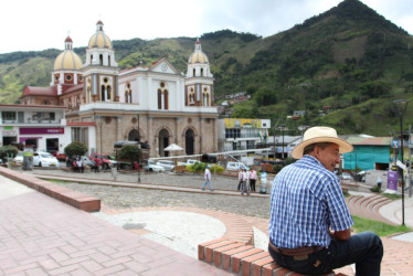 Desde 1966, a un costado de la Plaza de Bolívar de Manzanares, se encuentra la Basílica Menor San Antonio de Padua. El alto oriente de Caldas ofrece a sus visitantes llamativos lugares que invitan a conocer esta zona. 