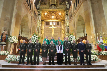 Las autoridades policiales de Manizales y Caldas, junto a las autoridades civiles del Municipio y el Departamento y los sacerdotes de la Arquidiócesis de Manizales que presidieron la eucaristía.