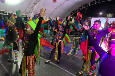 En la tarima las danzas llenaron el Parque de Bolívar.