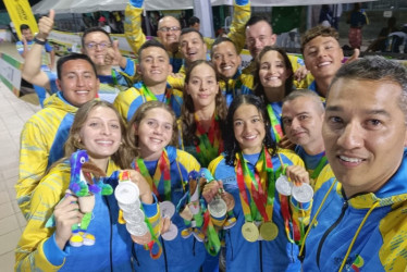 La selfie para el recuerdo con la natación de Caldas. Ganaron 19 medallas, 5 ellas de oro y se consolidaron como la mejor liga del departamento en los Juegos Nacionales que concluyeron ayer en el Eje Cafetero.